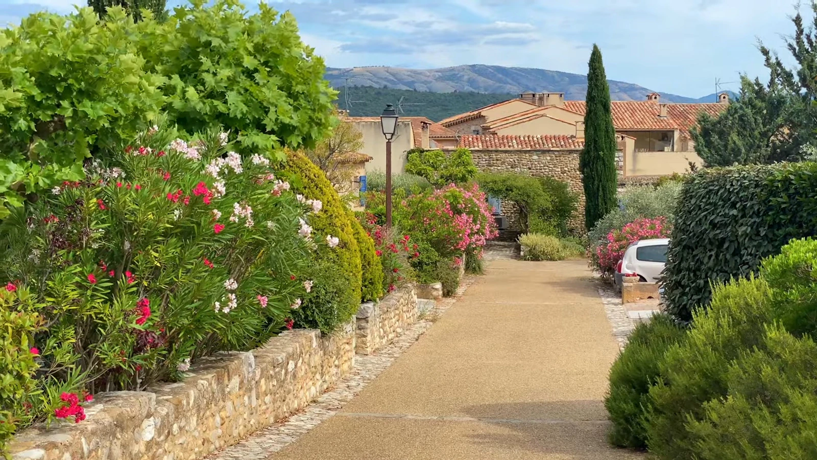 Une rue du village de Sainte Croix dans un paysage méditerranéen