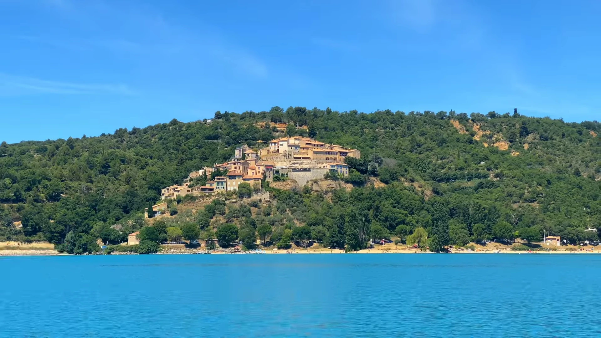 Le village de Sainte Croix qui surplombe le lac turquoise