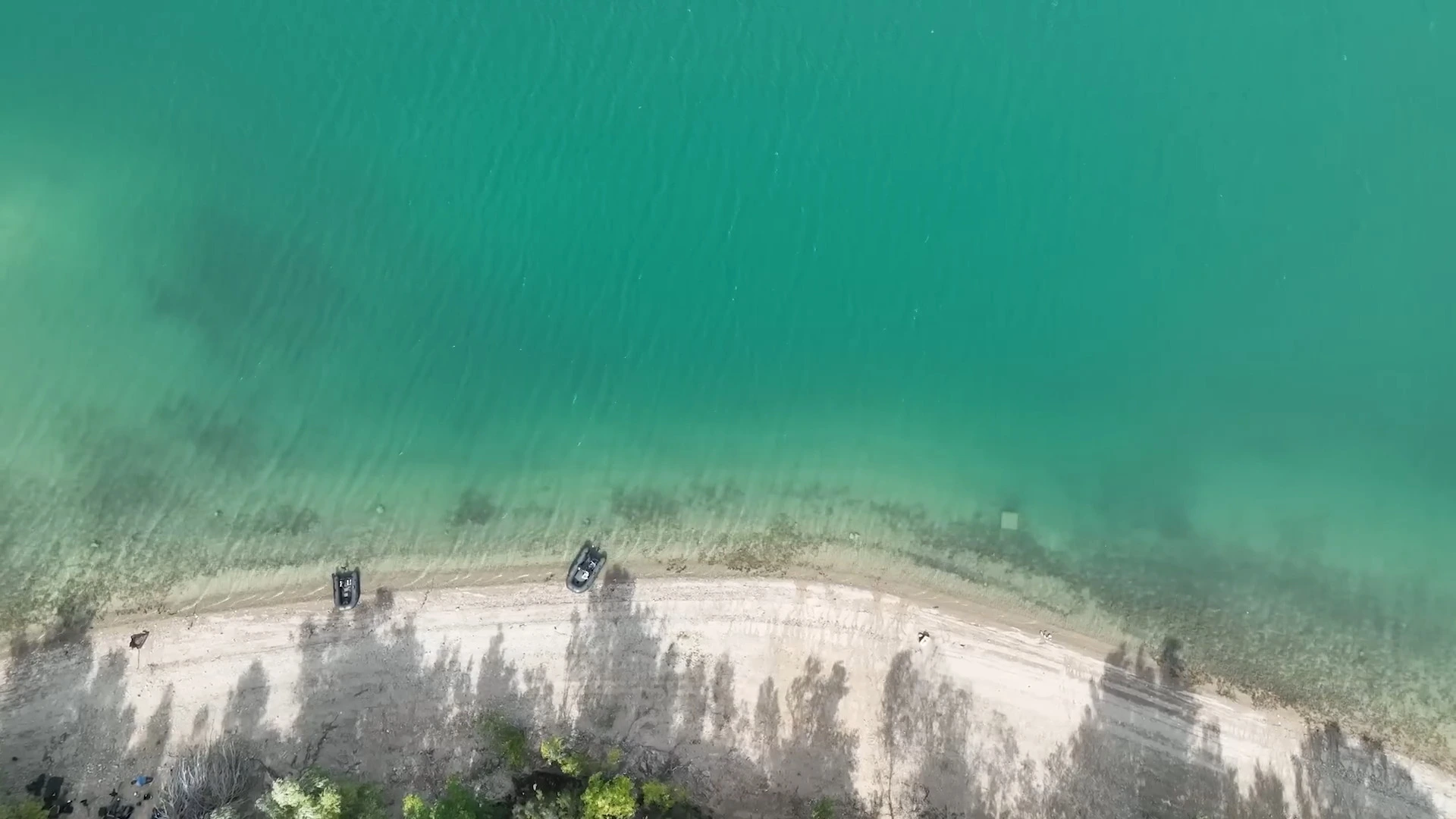 Les couleurs magnifiques du lac de Saint-Cassien et ses berges