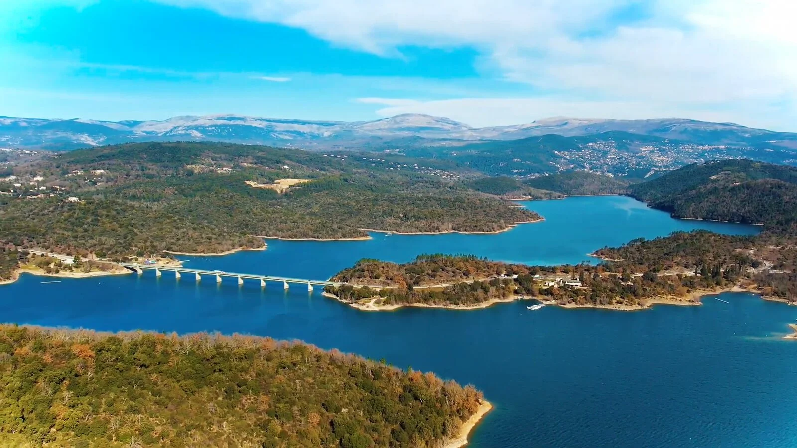 Vue aérienne du lac de Saint-Cassien, perle bleue du Var