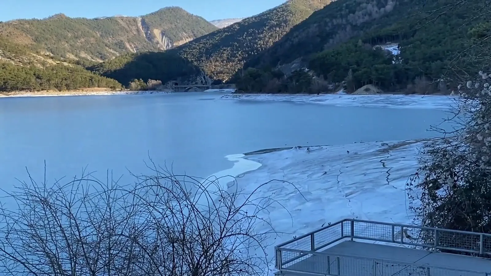 Le lac de Castillon en hiver avec ses berges gelées
