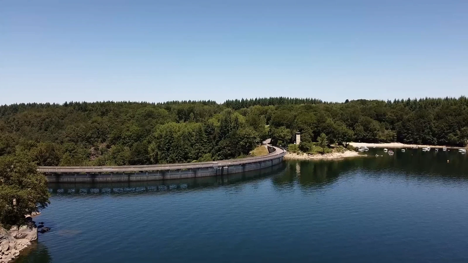 Le barrage du lac de Pareloup situé à 805m d'altitude