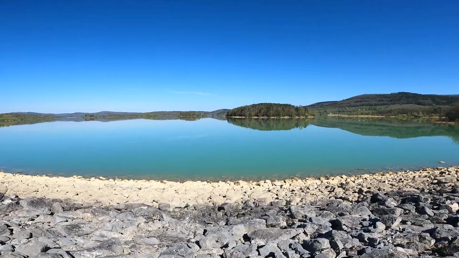 Barrage du lac de Montbel mis en eaux en 1984