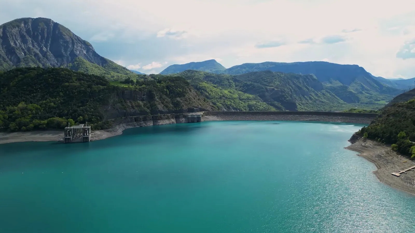 Le barrage du lac de Serre-Ponçon dans les Hautes Alpes