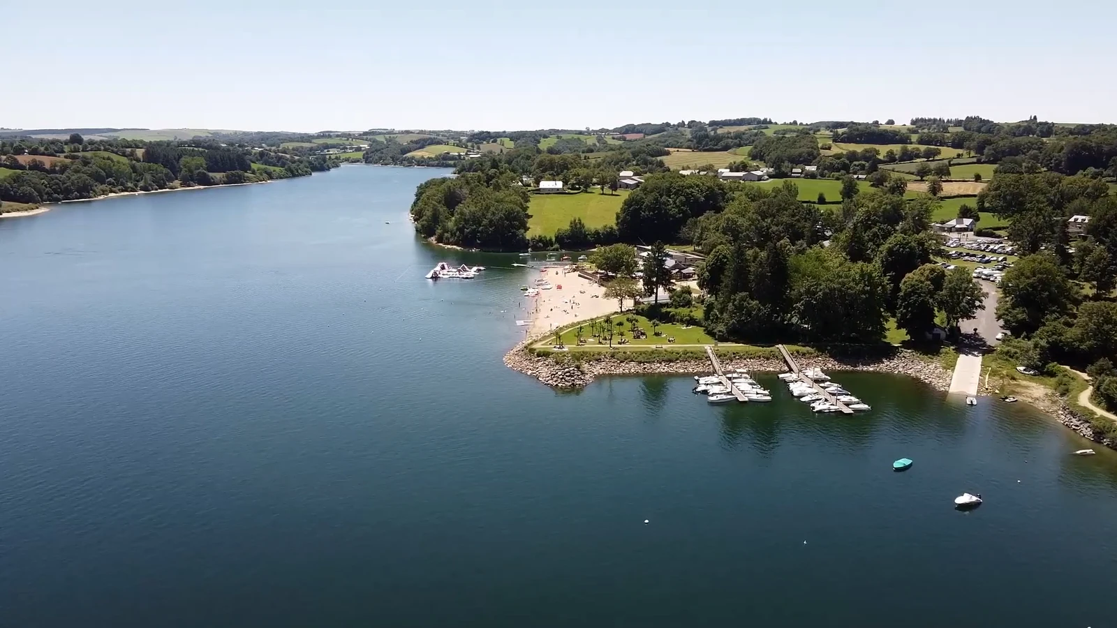 Base nautique et plage au bord du lac de Pareloup