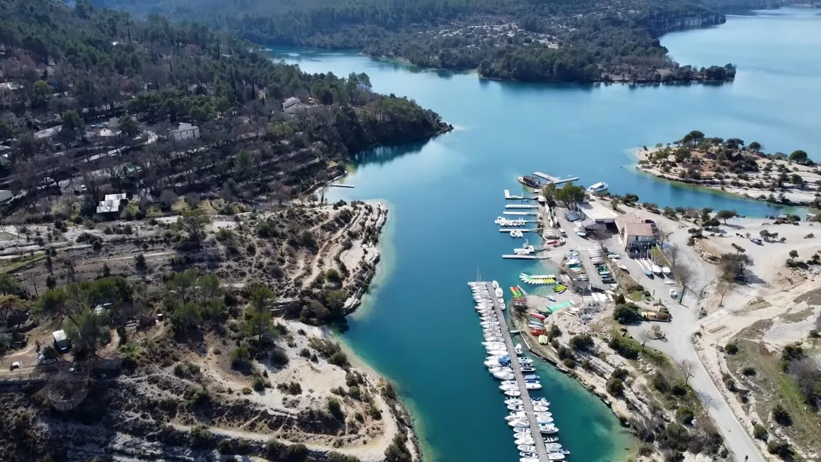 Location de bateaux électriques et pédalos sans permis à la base nautique d'Esparron-de-Verdon
