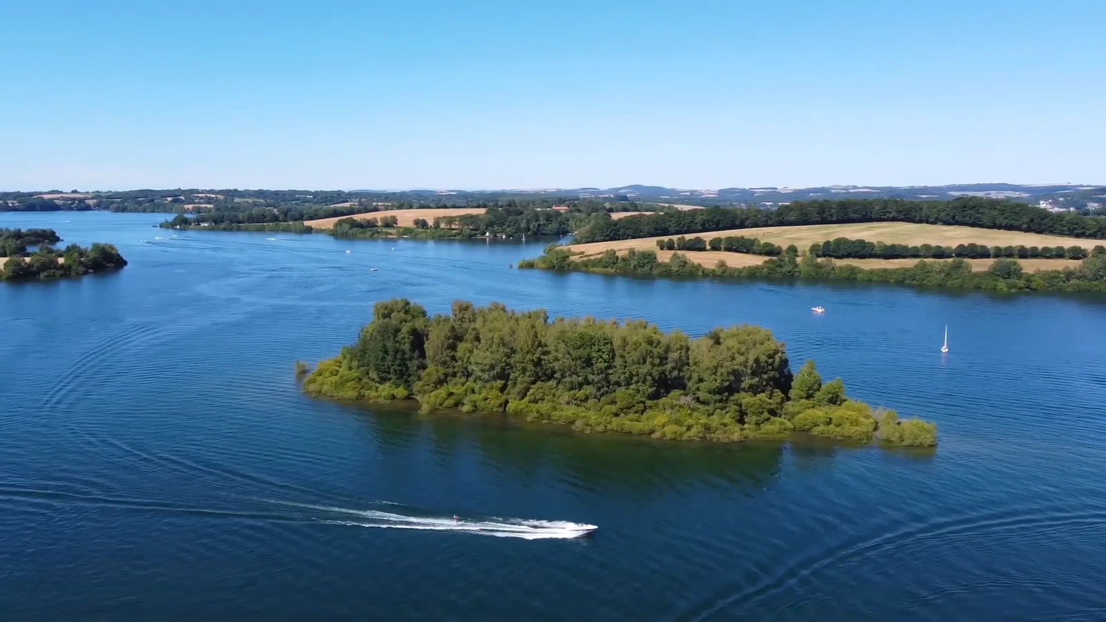 Bateau et wakeboard sur le lac de Pareloup en Aveyron
