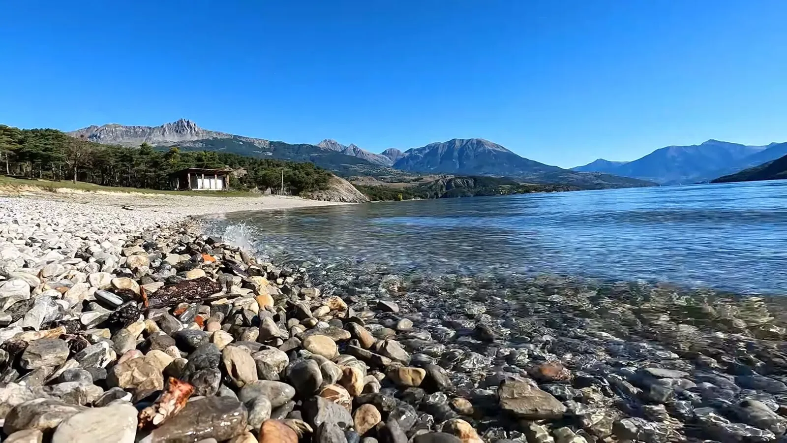 Les berges du lac de Serre-Ponçon pour pêcher les carnassiers