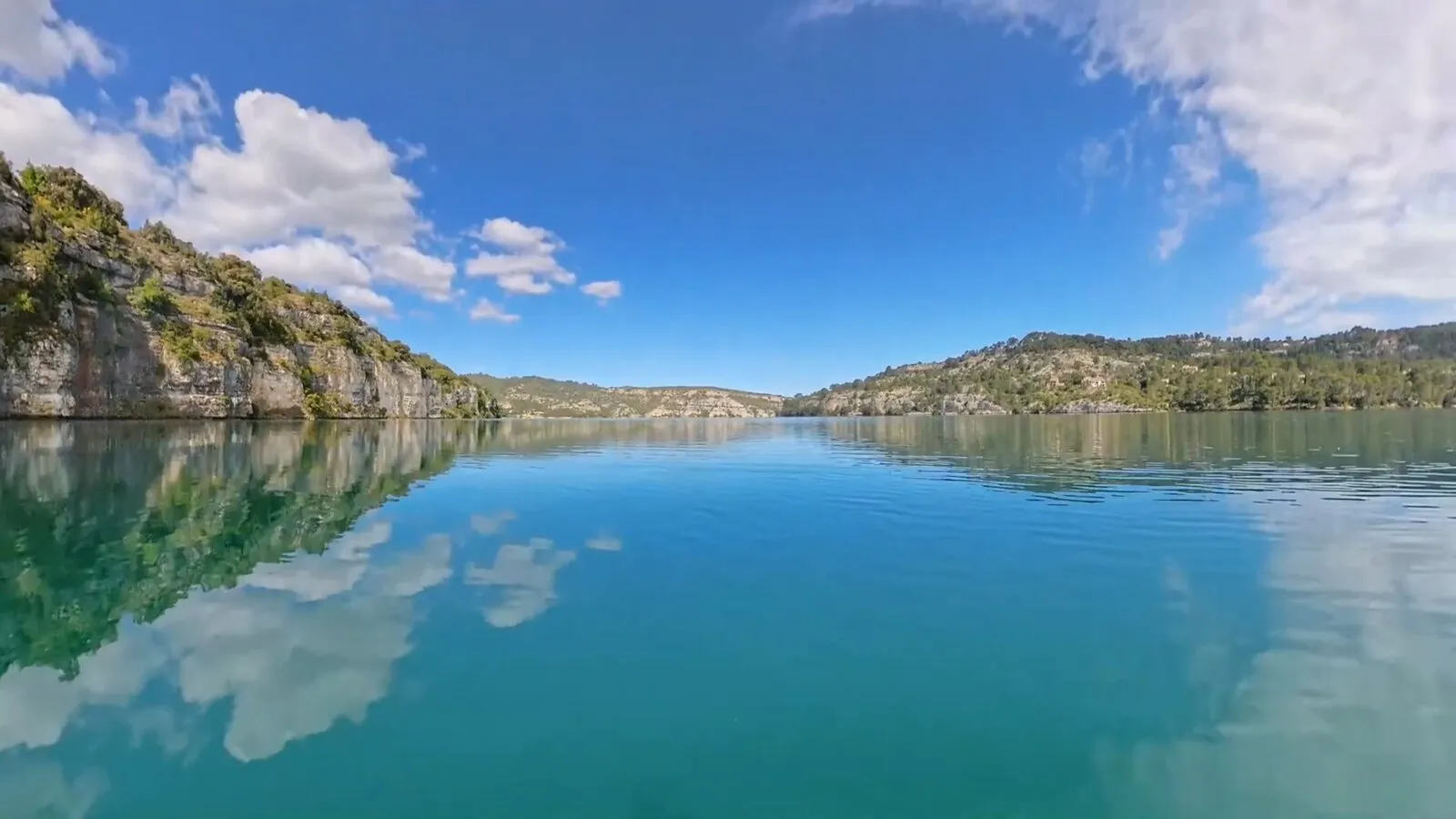 Couleur turquoise des eaux du lac d'Esparron, propices au loisirs nautiques