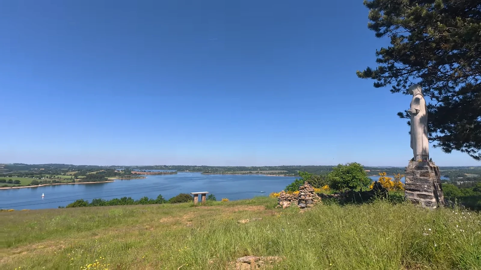 Randonnée autour du lac de Pareloup pour voir la statue de la Vierge qui le domine