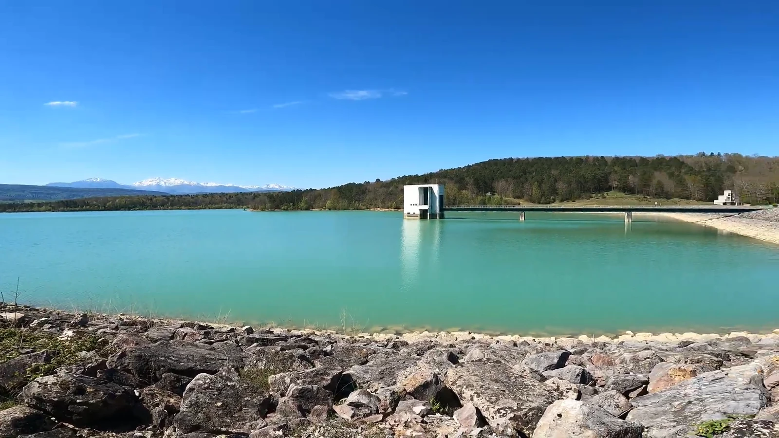 La tour de prise d'eau du lac de Montbel