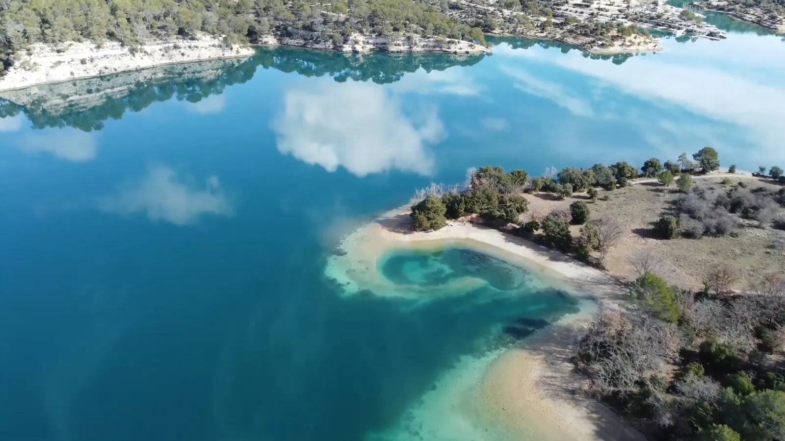 Plages le long du lac d'Esparron