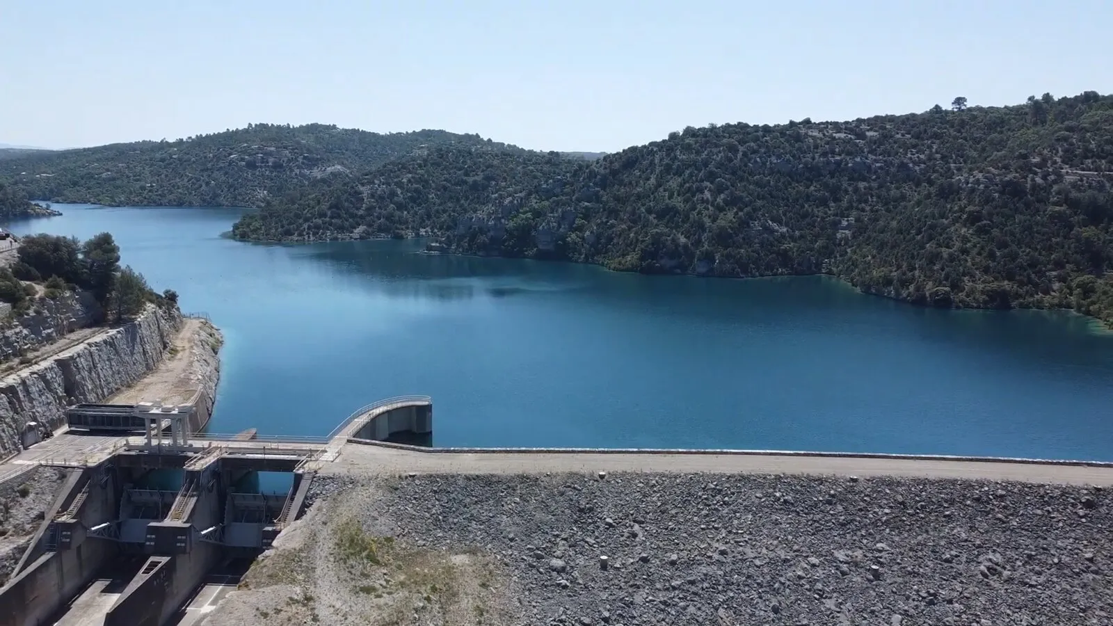 Barrage du lac d'Esparron, un spot de pêche réputé