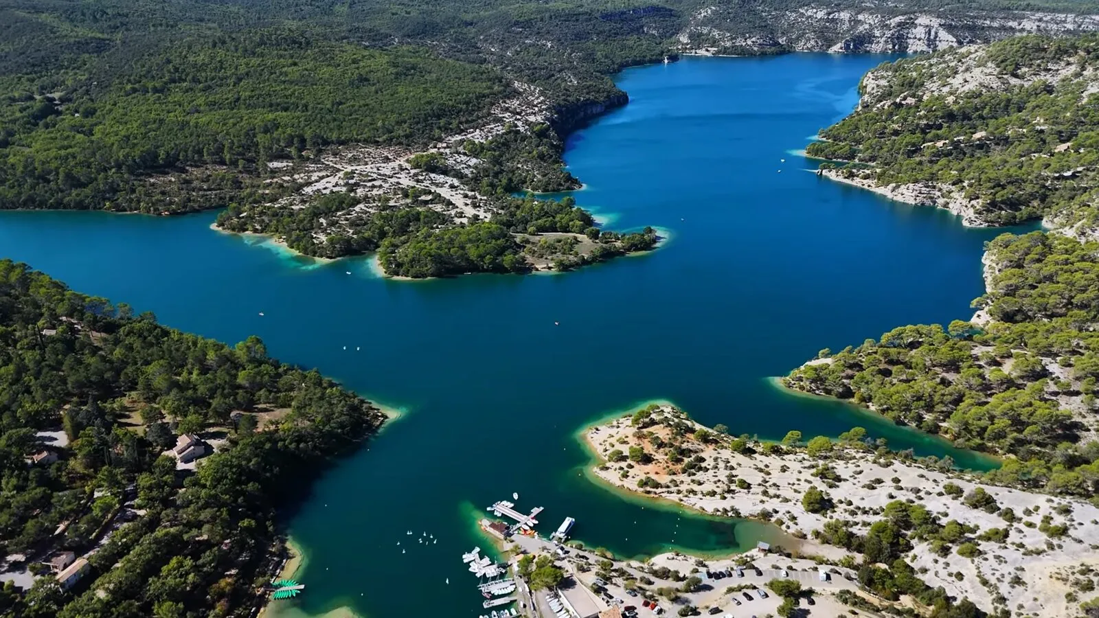 Lac d'Esparron vu du ciel avec ses couleurs magnifiques
