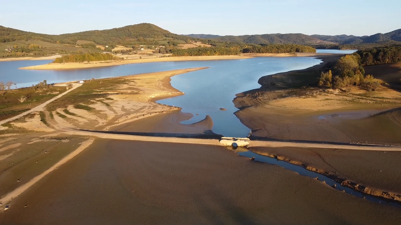 Le lac de Montbel en automne perd son eau mais gagne en couleurs