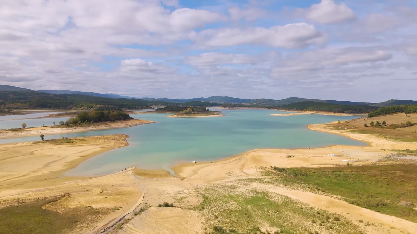 Lac de Montbel en fin d'été où le niveau d'eau a baissé et fait place aux berges de boue
