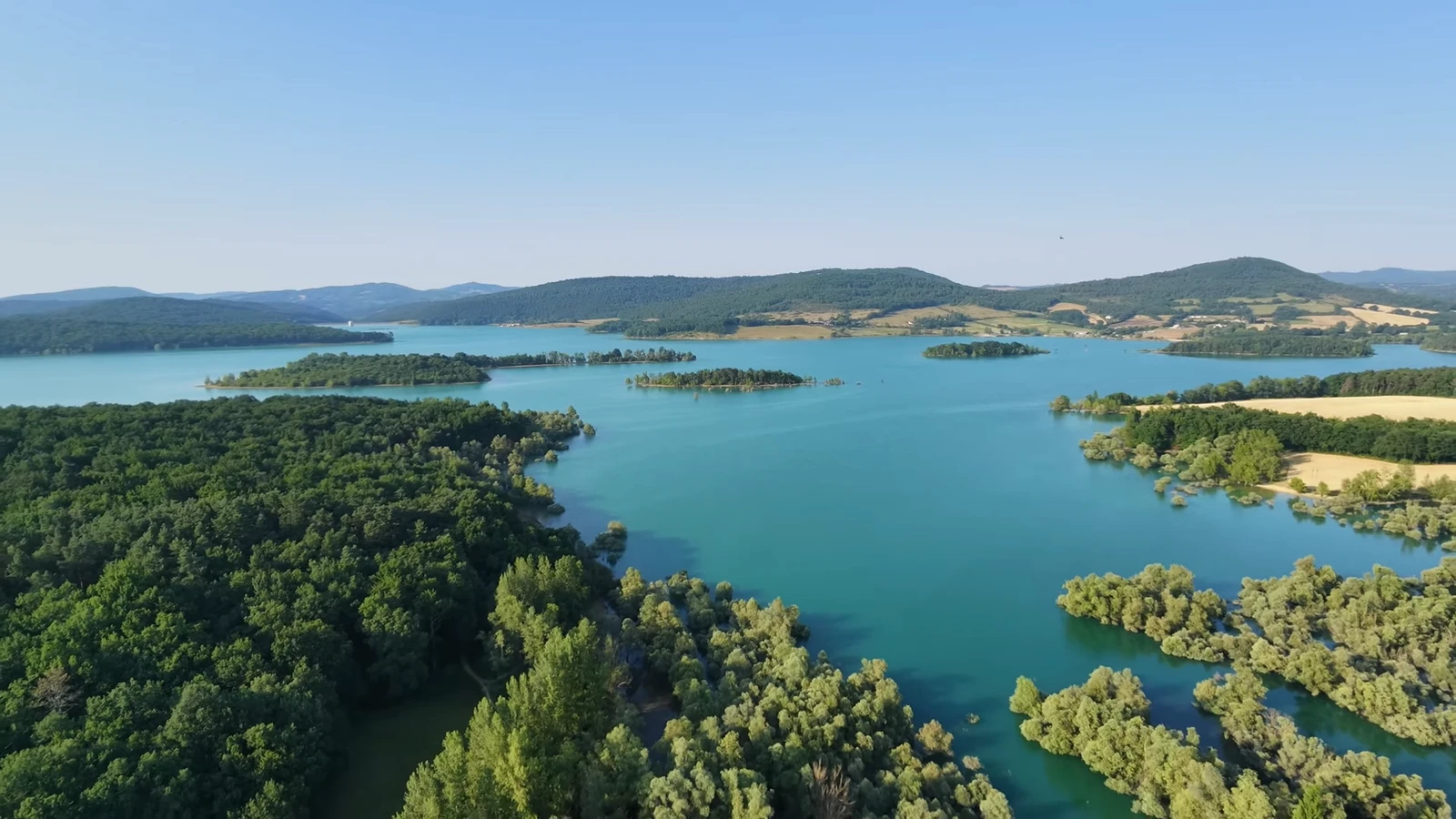 Lac de Montbel rempli au maximum, période idéale pour les sports nautiques