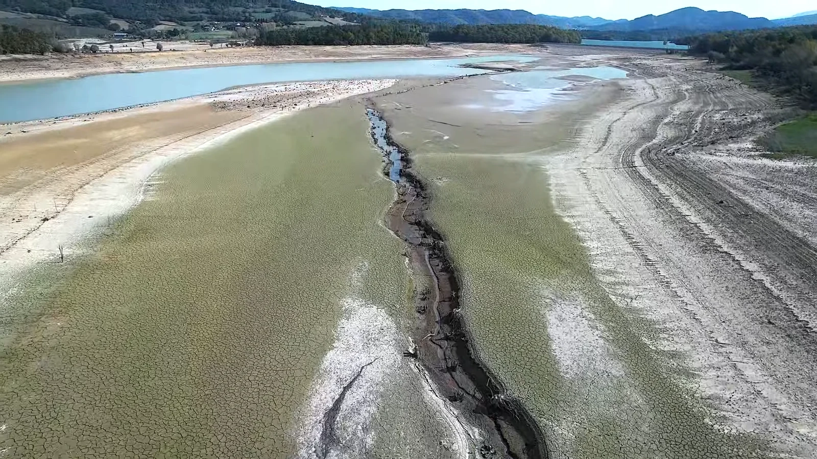 Lac de Montbel qui peut être presque à sec en hiver