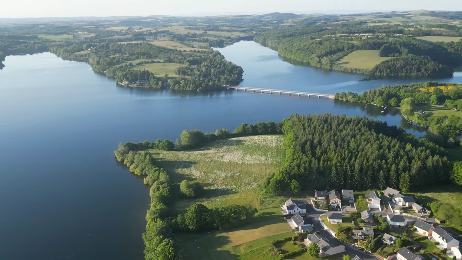 Le pont de la Cléta sur le lac de Pareloup dans l'Aveyron