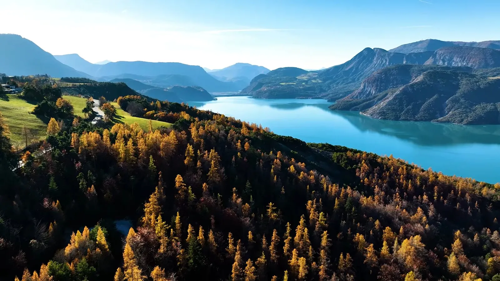 Les belles couleurs ocrées des arbres en automne au lac de Serre-Ponçon