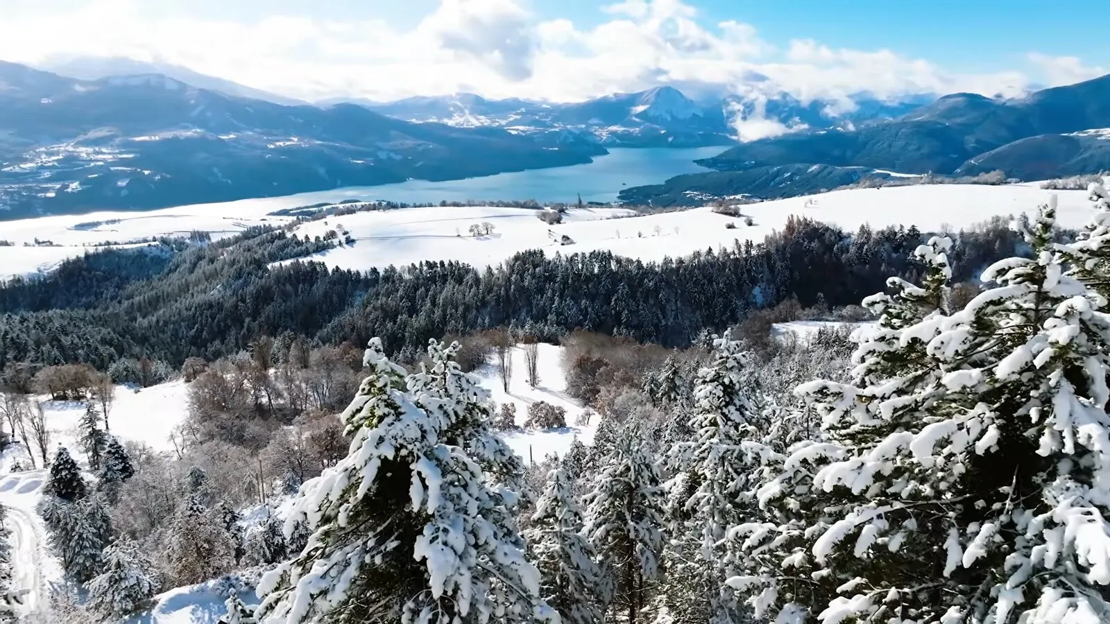 Le lac de Serre-Ponçon sous les neiges d'hiver