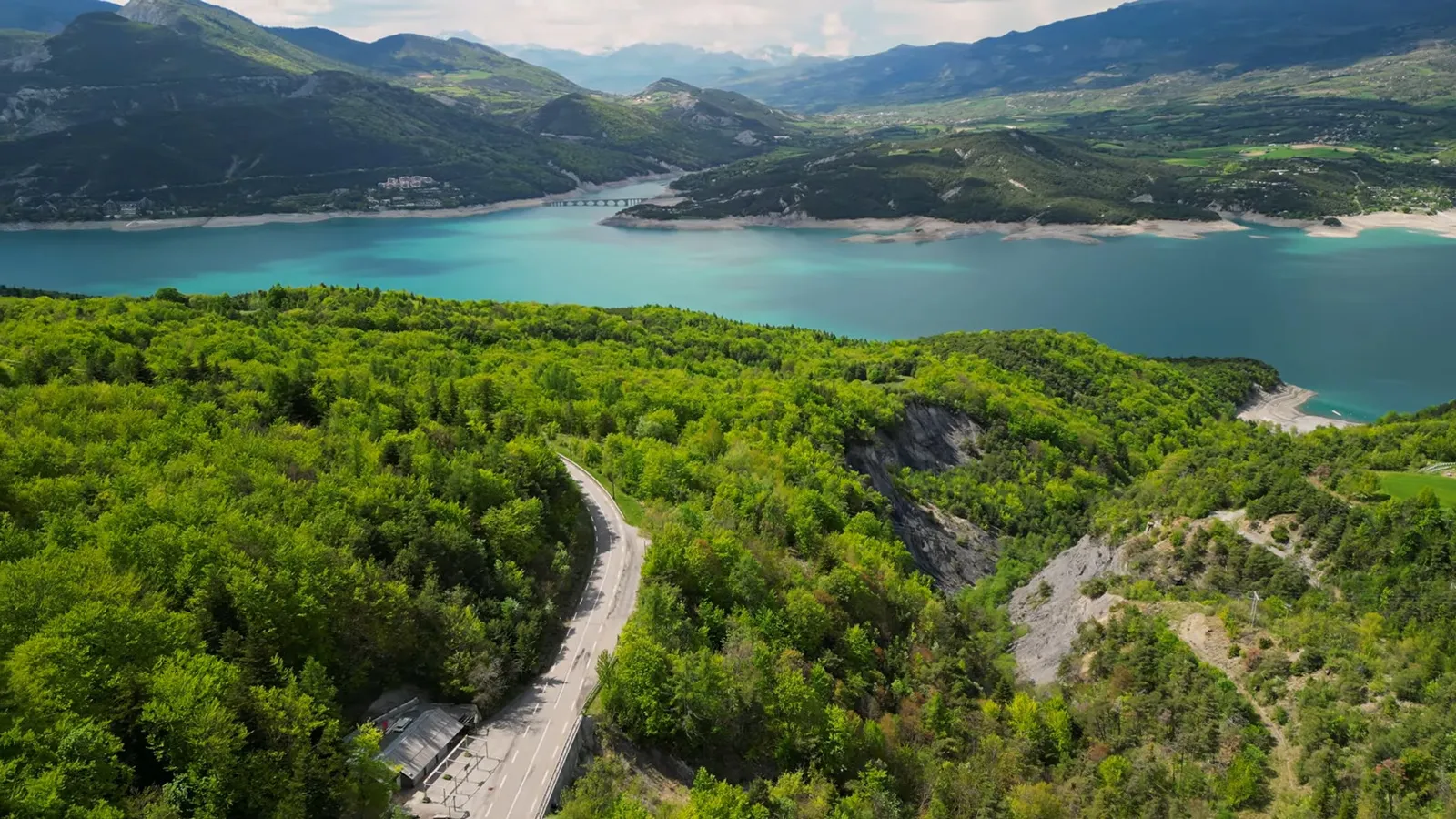 Faire le tour du lac de Serre-Ponçon à vélo