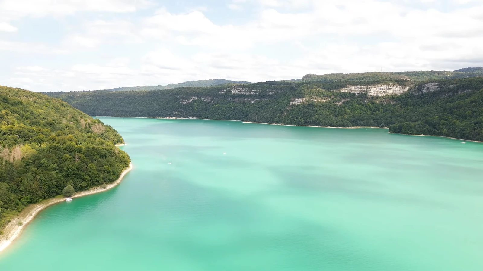 Lac de Vouglans dans le Jura