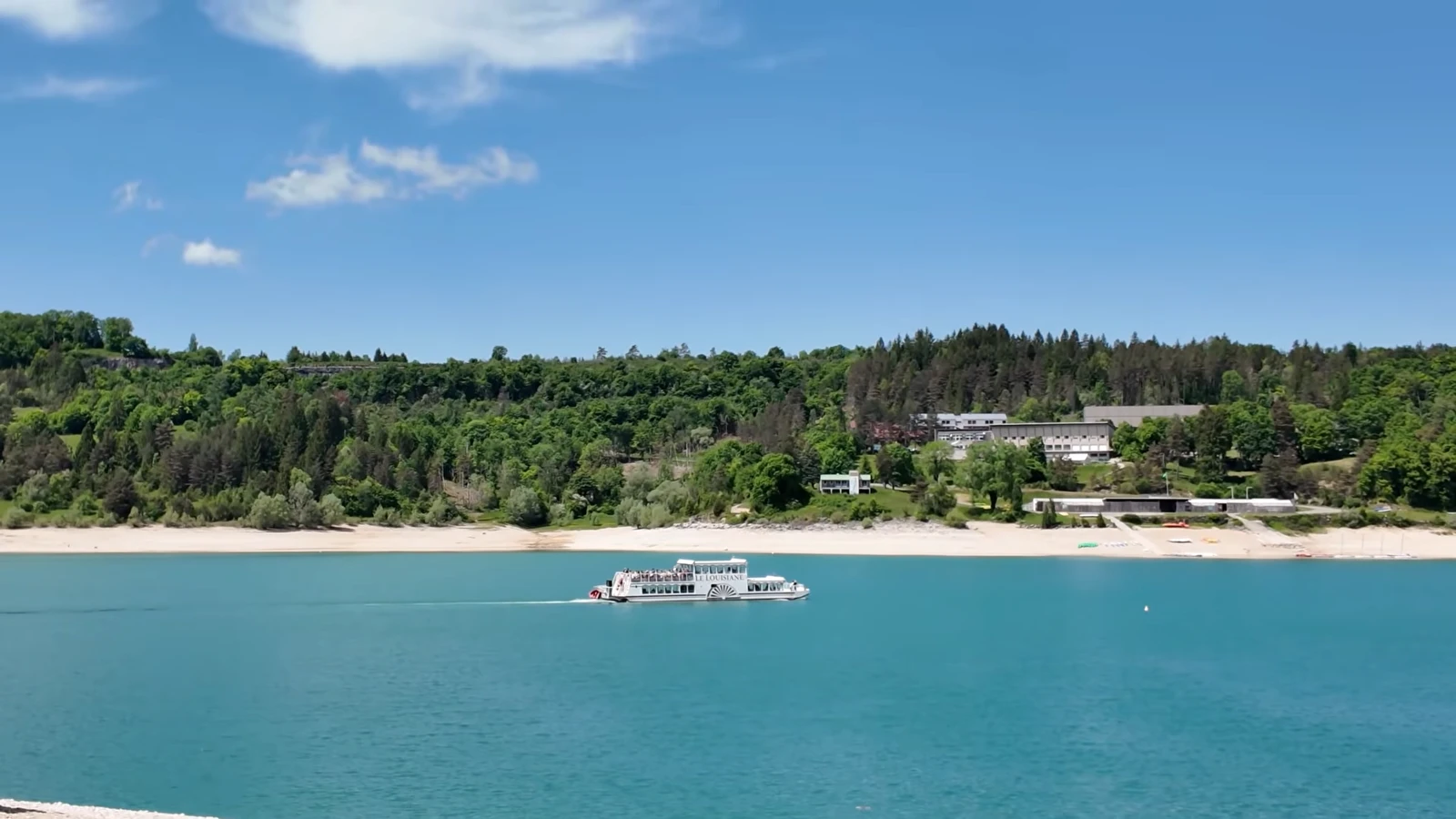 La plage de Bellecin et le bateau le Louisiane emblématiques du lac de Vouglans