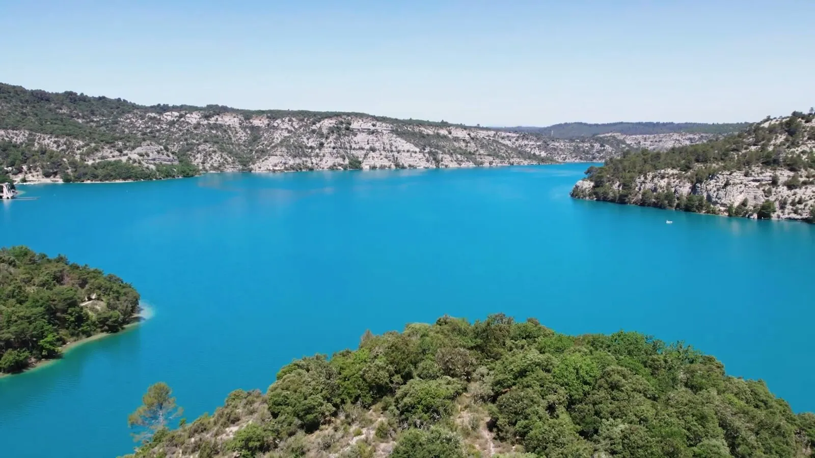 Le lac d'Esparron avec ses eaux turquoises et ses roches blanches