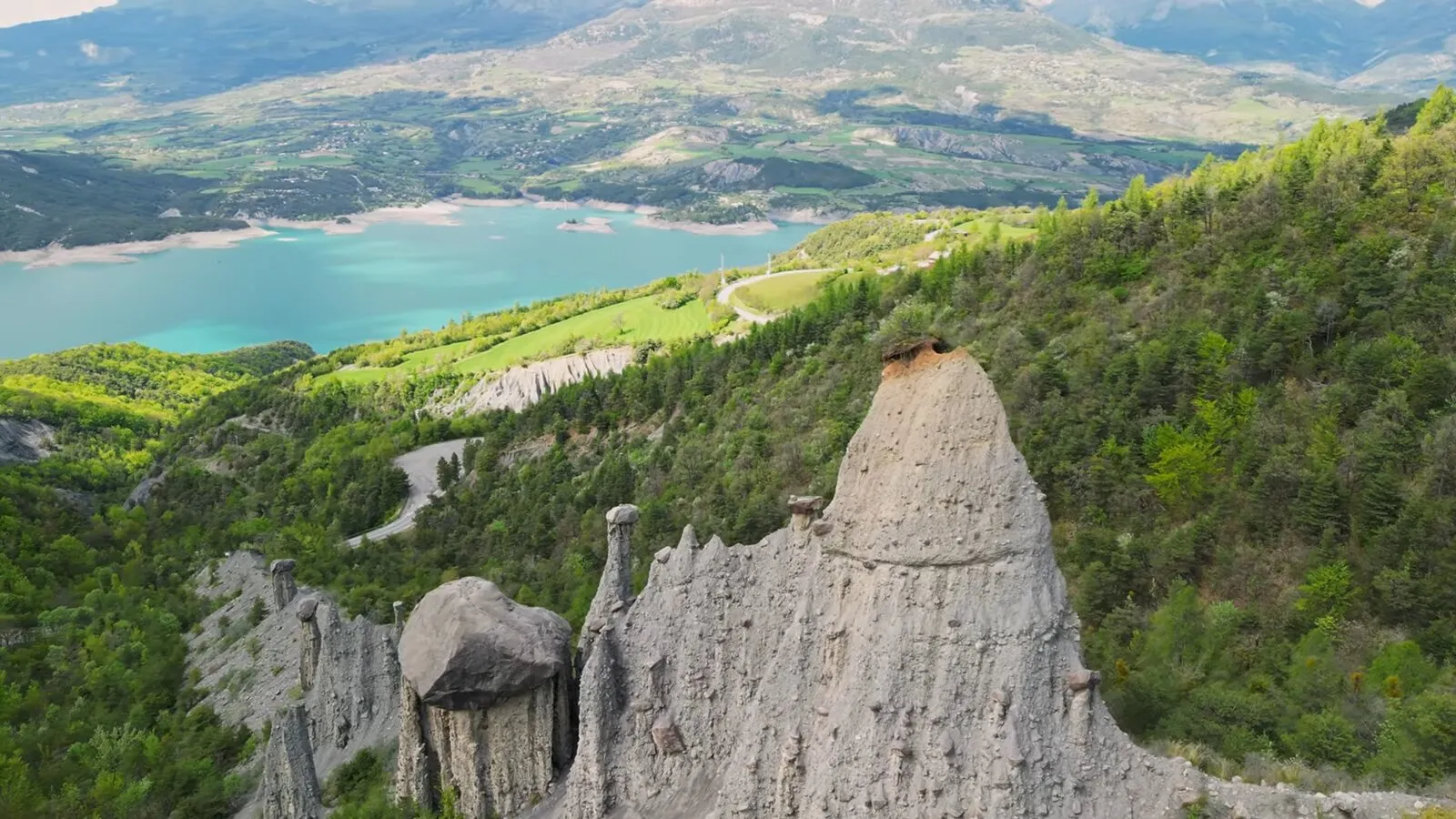 Les Demoiselles coiffées de Pontis près du lac de Serre-Ponçon