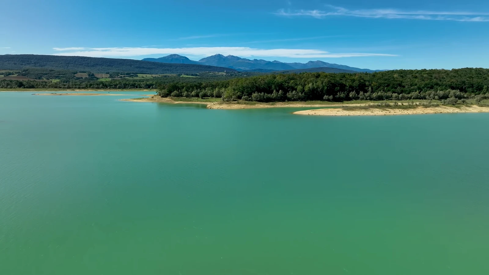Lac de Montbel avec ses eaux entre turquoise et émeraude