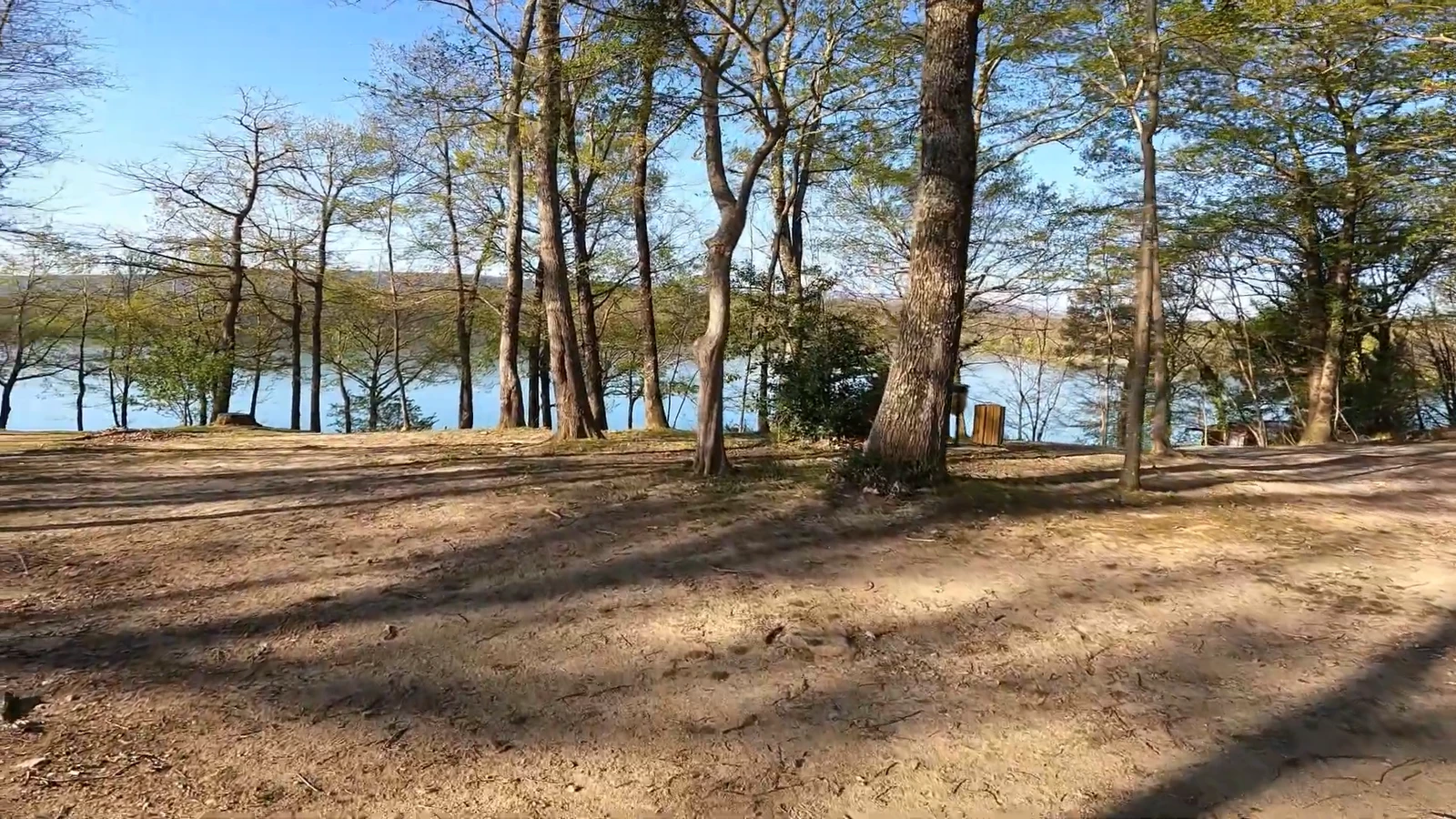 Pique nique à l'ombre des arbres autour du lac de Montbel