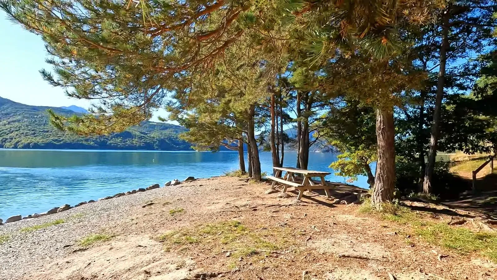 Aire de pique nique au bord du lac de Serre-Ponçon