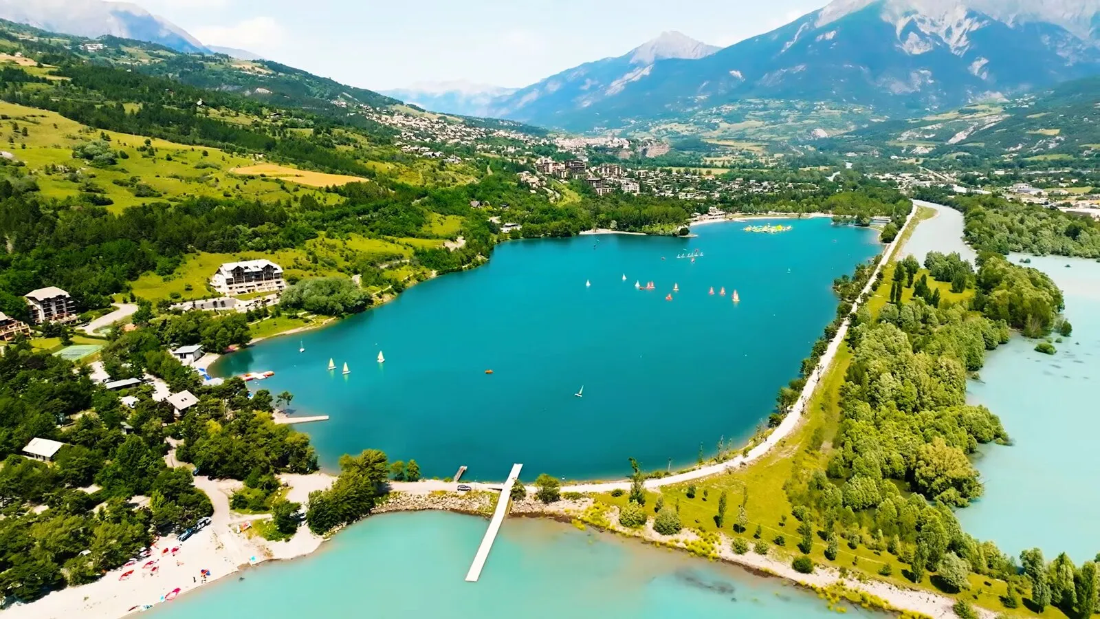 Plan d'eau d'Embrun au lac de Serre-Ponçon avec son aquapark