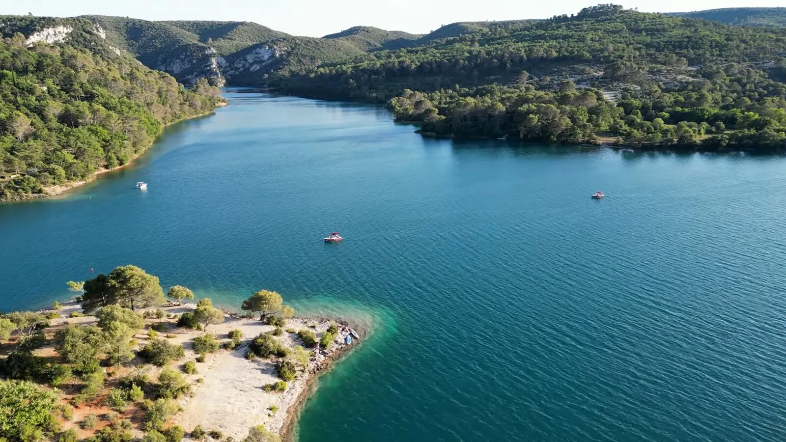Les rives du lac d'Esparron entre les Alpes de Haute Provence et le Var