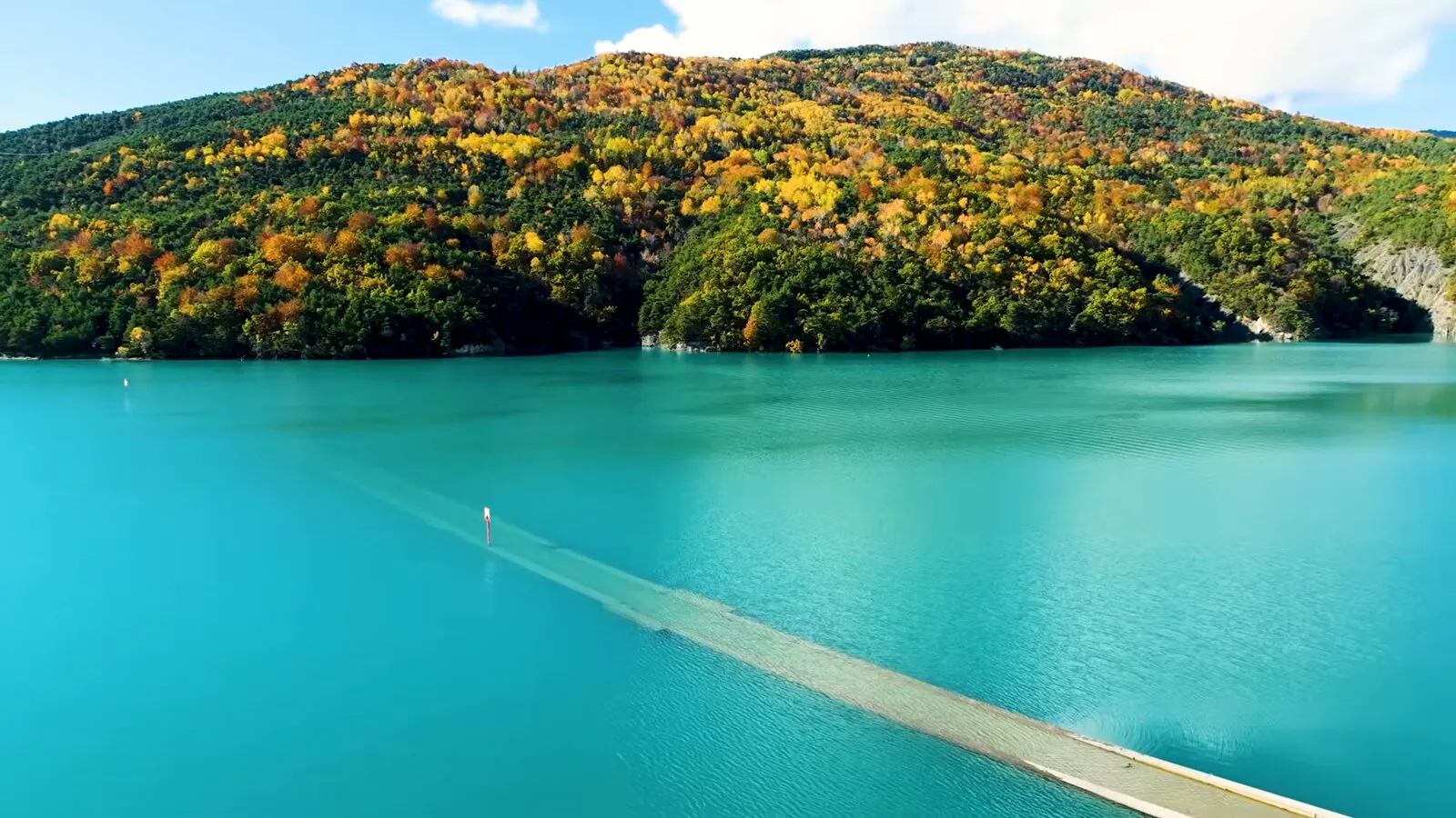 Viaduc de Chanteloube dans le lac de Serre-Ponçon