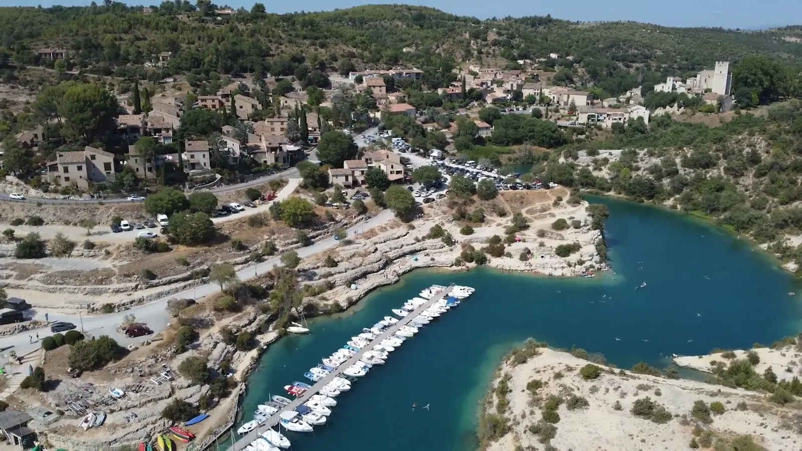 Le village d'Esparron du Verdon au dessus du lac