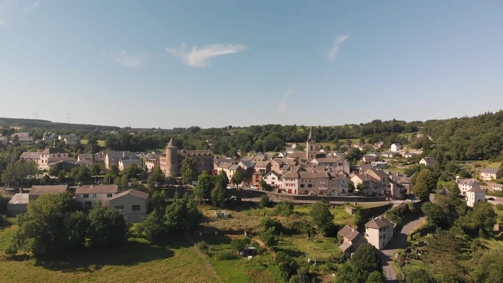 Visite du village de Salles-Curan près du lac de Pareloup