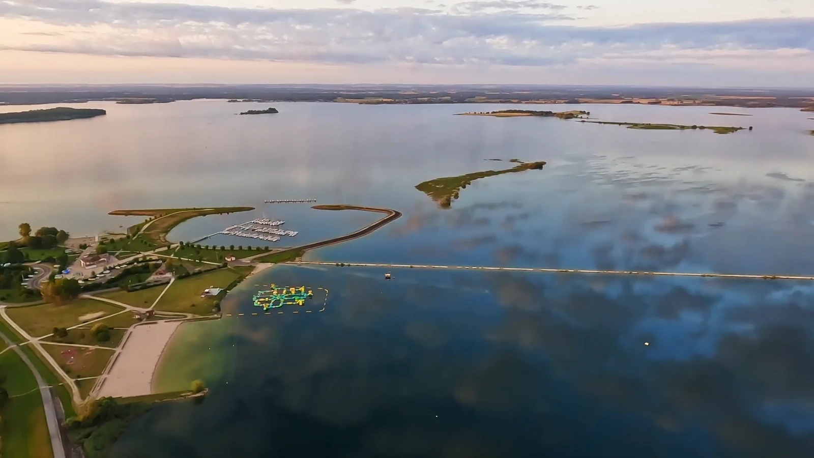 L'Aquader, le parc aquatique gonflable géant sur la plage de Nuisement au Lac du Der