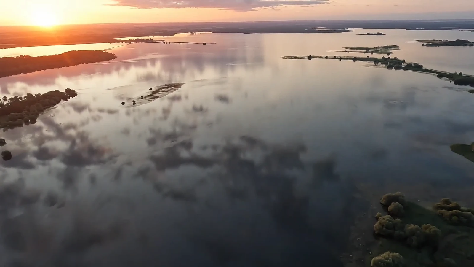 Magnifique coucher de soleil sur l'immensité du lac du Der